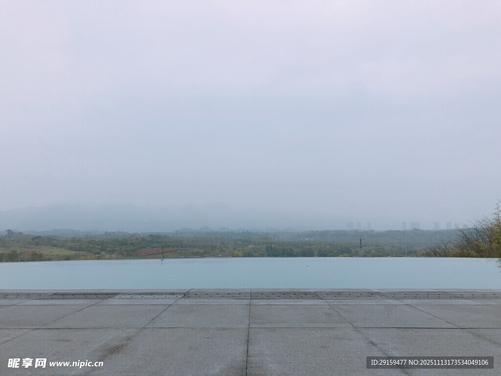 空旷湖边水泥地面风景