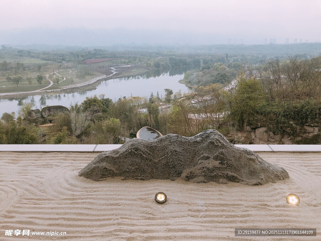 户外石景与远处湖景风光