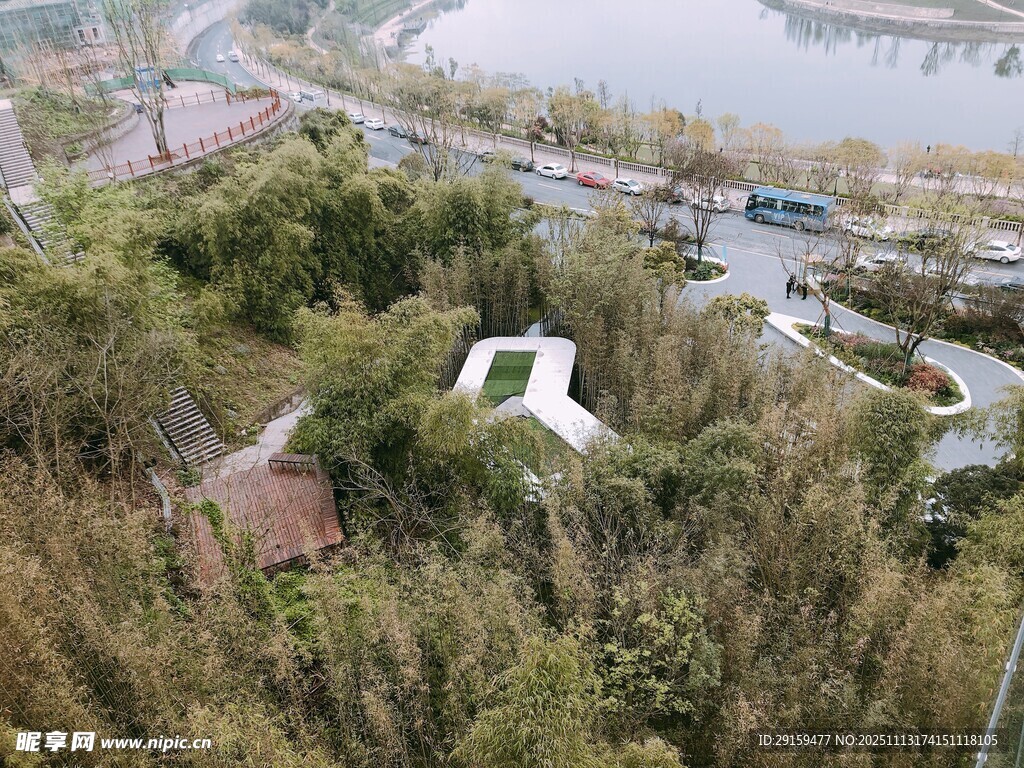 俯瞰山林间的现代建筑