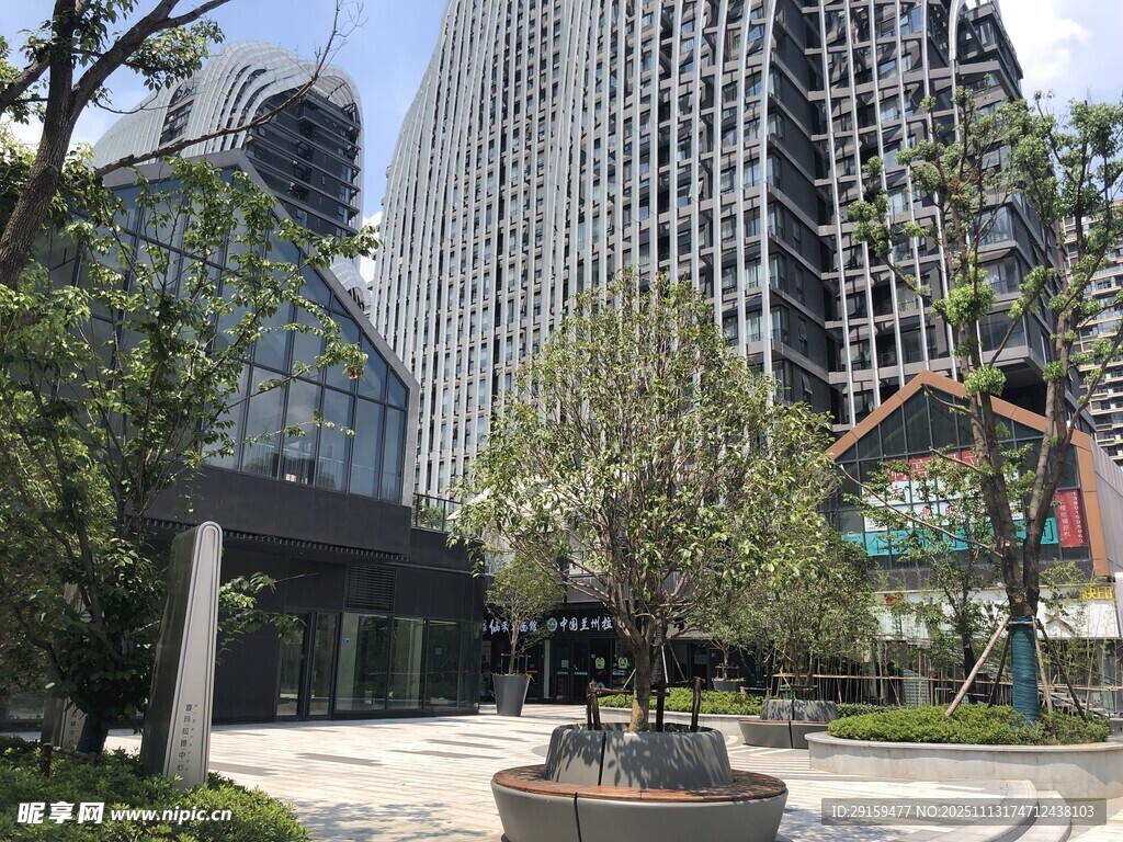 现代都市中的建筑与绿植