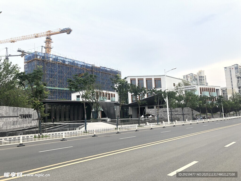 城市道路旁的建筑施工场景