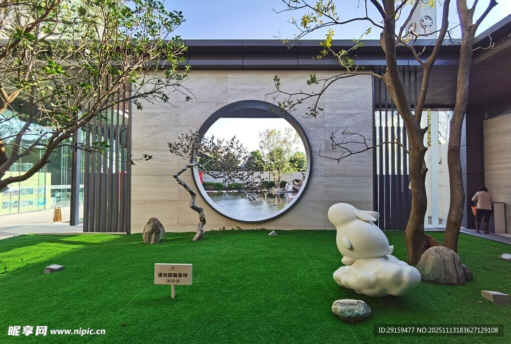 庭院中的圆形景窗与白兔