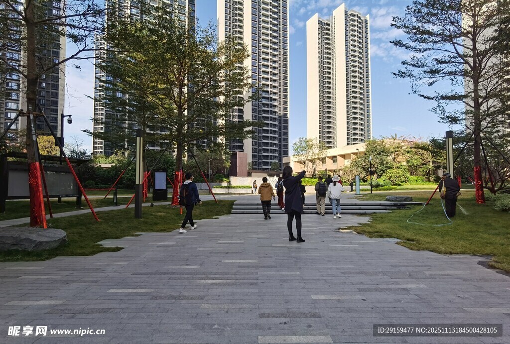 城市公园中人们悠闲漫步