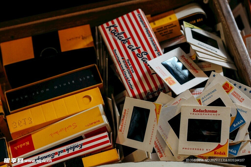 复古照片与杂物的怀旧组合