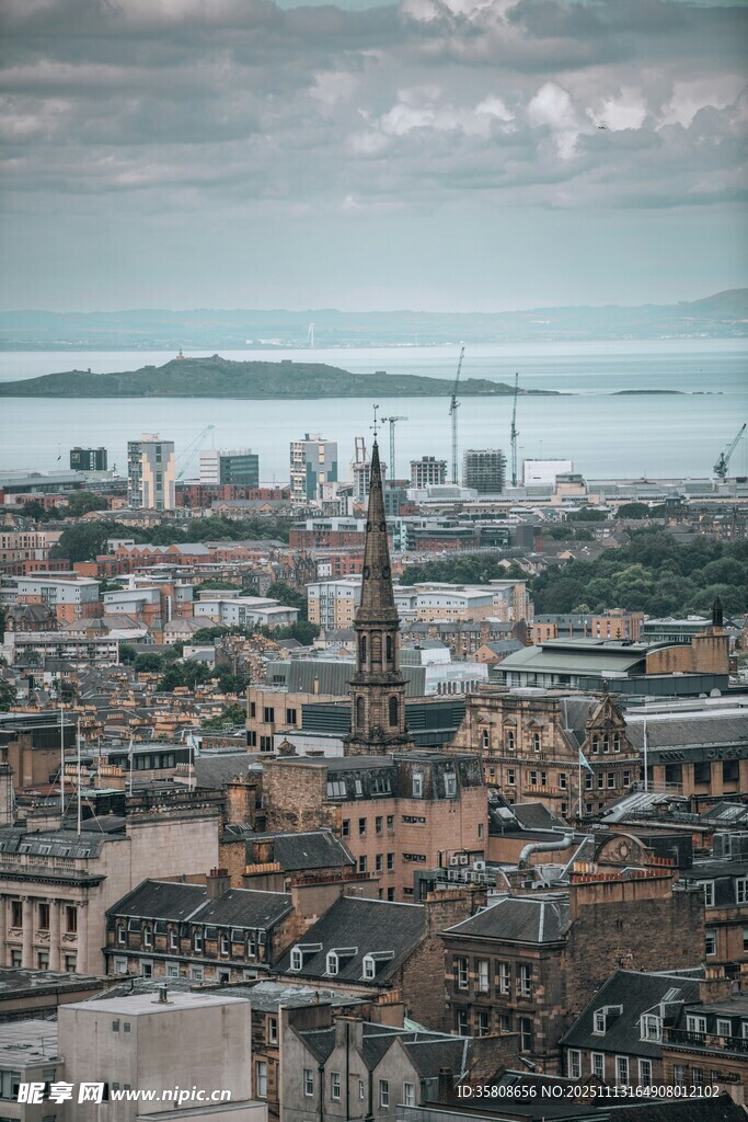 城市天际线与远处海景