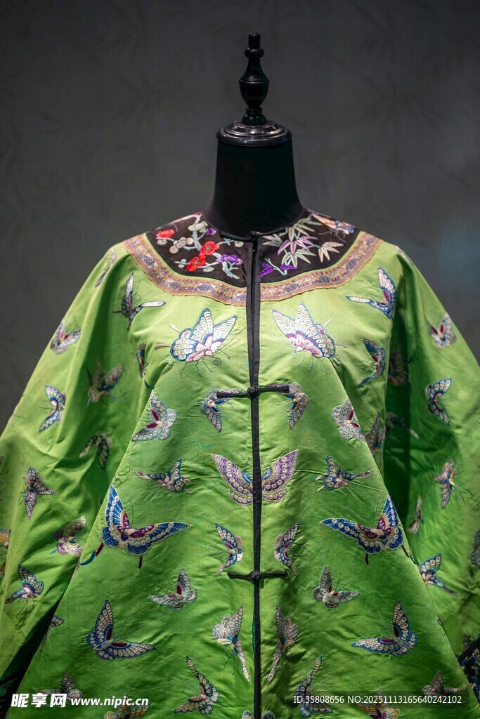 翠绿刺绣中式传统上衣