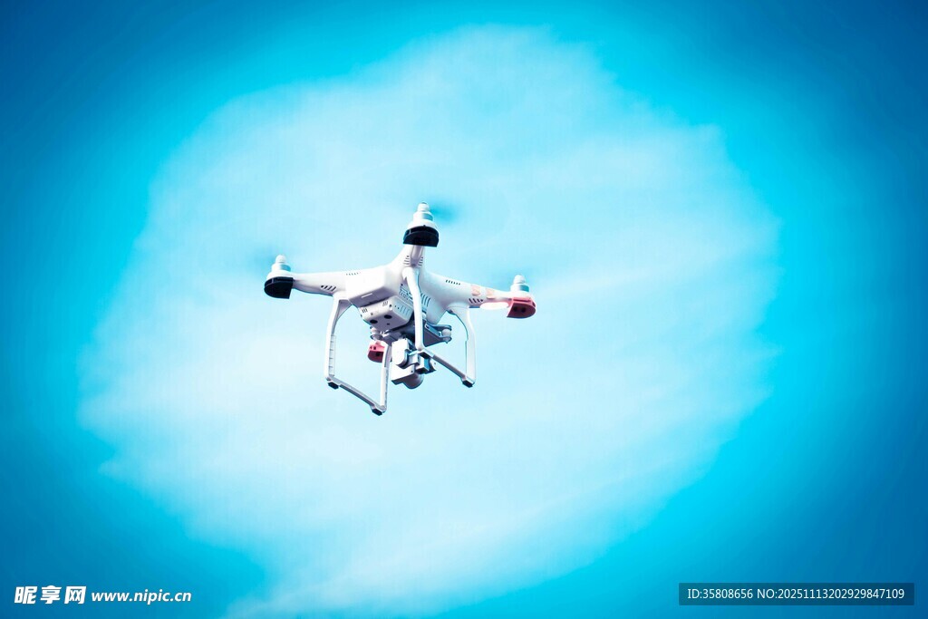 空中飞行的四旋翼无人机