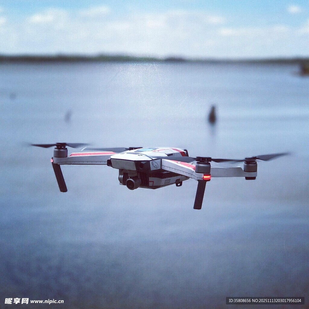 空中飞行的无人机