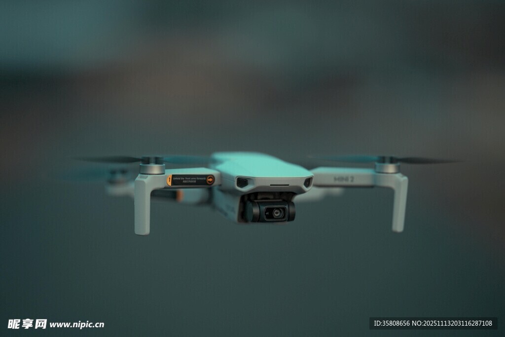 空中飞行的无人机