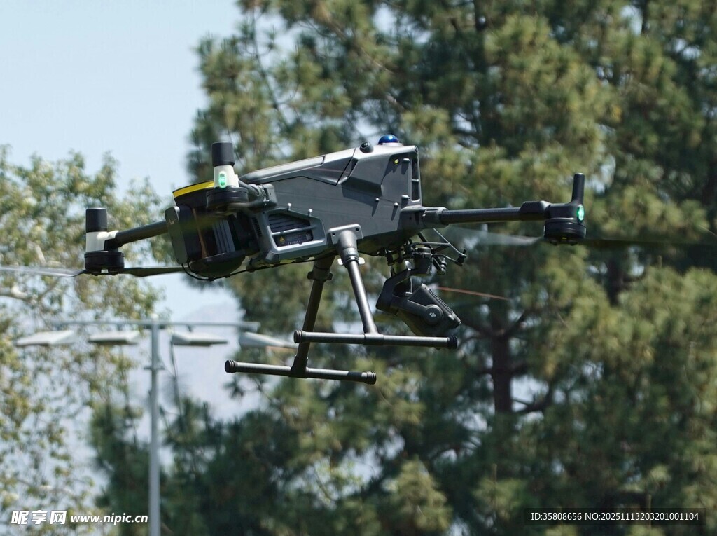 空中飞行的专业无人机