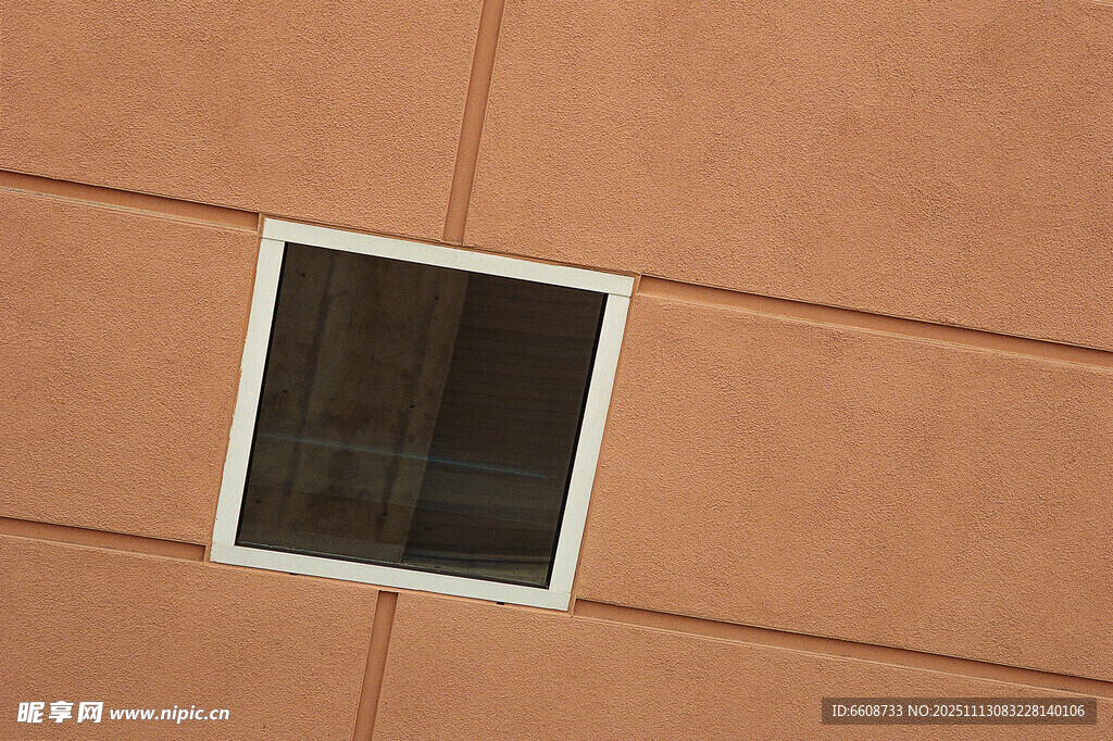 方形天窗嵌于棕色墙面
