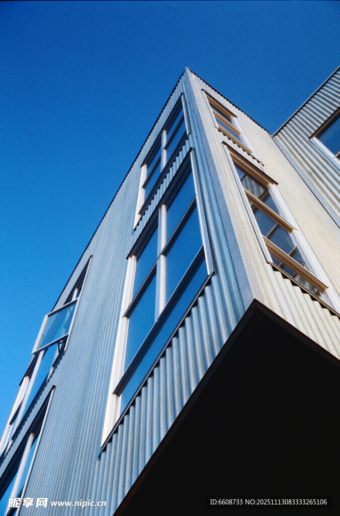 现代风格建筑外观一角