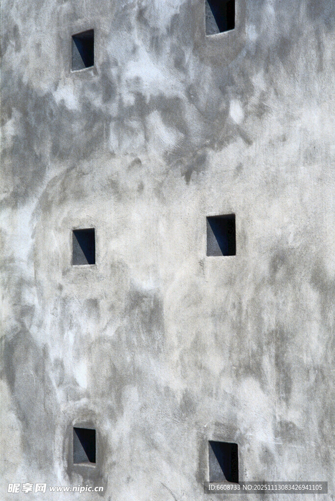 斑驳墙面的方形孔洞