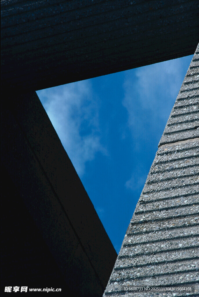 仰视建筑间的蓝天一角