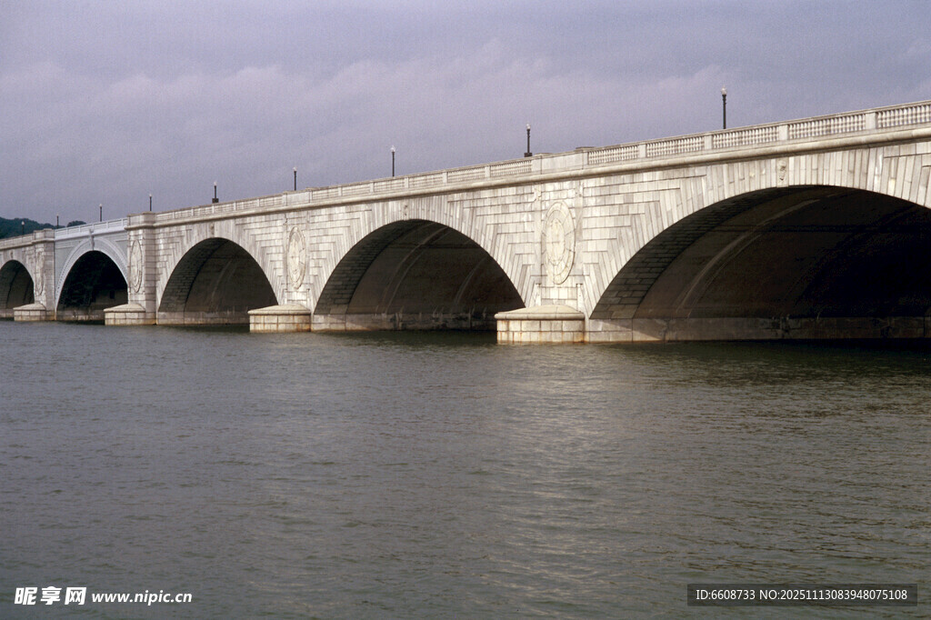 石拱桥横跨平静水面