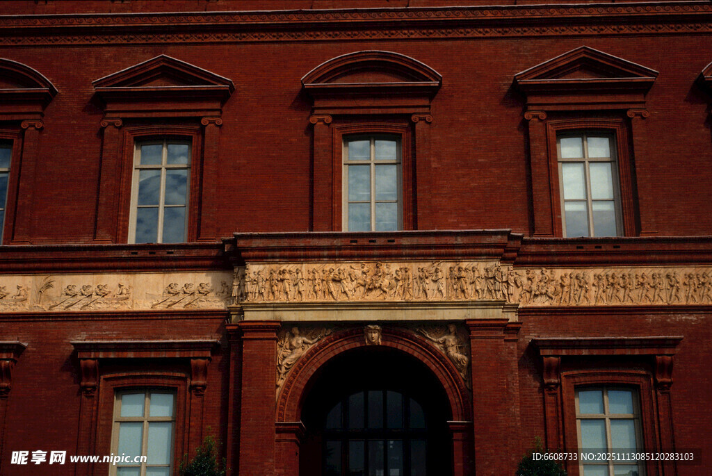红砖建筑的古典优雅外观