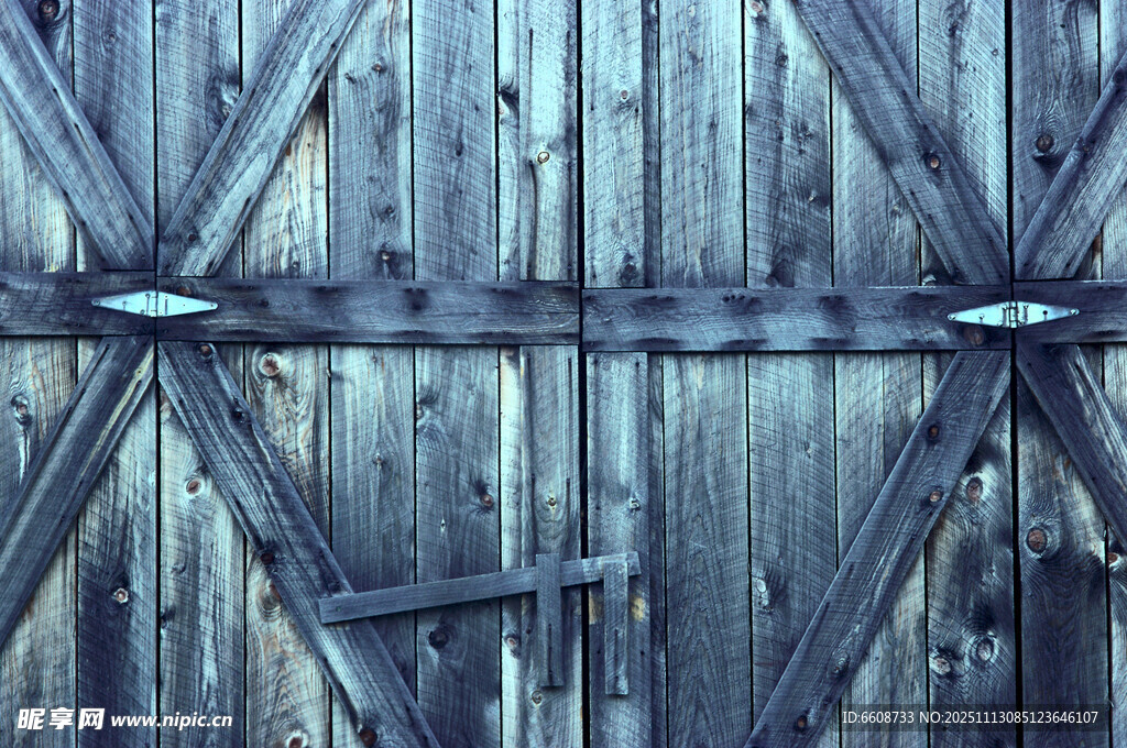 老旧木质门纹理特写