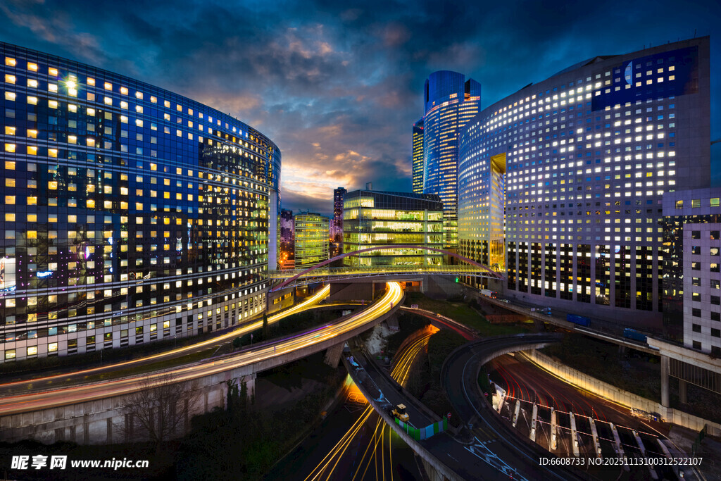 繁华都市夜景中的交通脉络