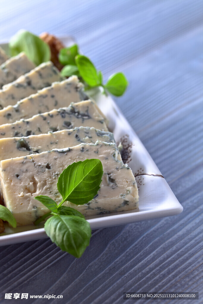 蓝纹奶酪切片配薄荷叶