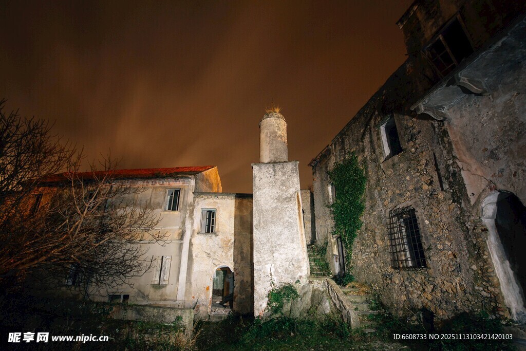 古老神秘的夜间废弃建筑