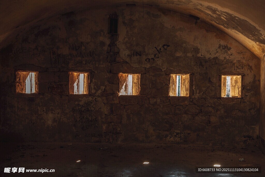 拱形墙面上的几扇小窗