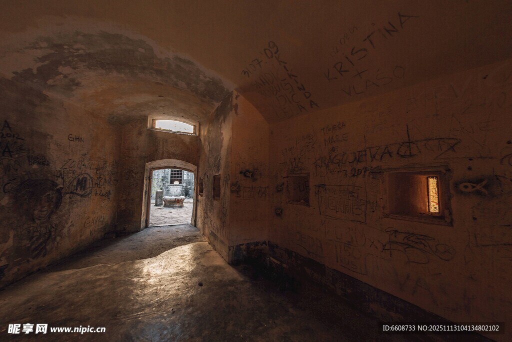 古老昏暗的地下通道