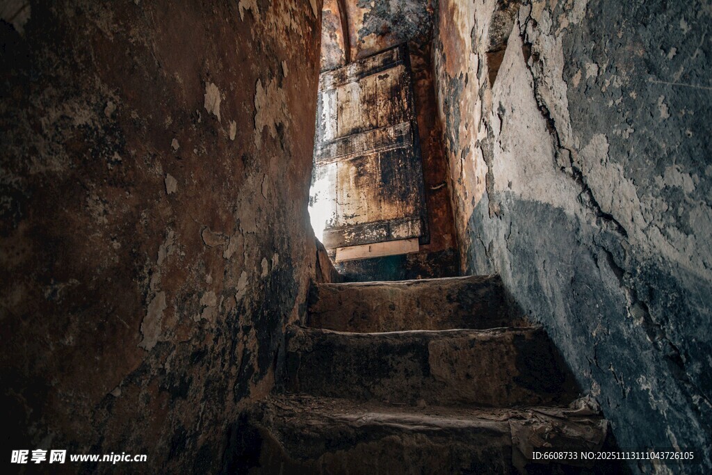 昏暗古旧楼梯间的神秘通道