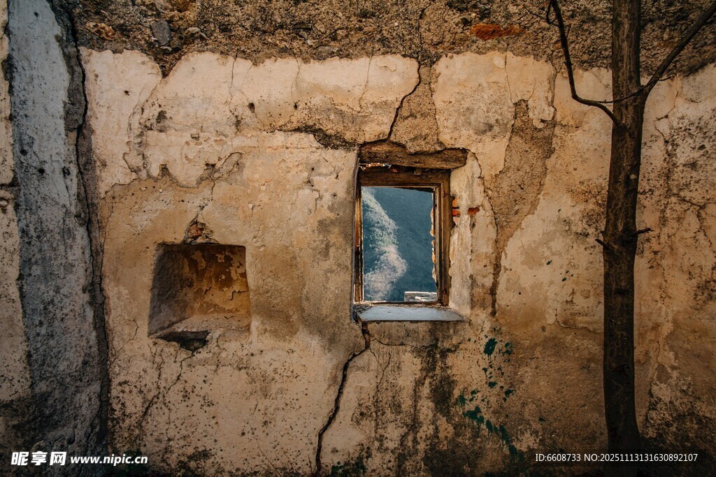 破旧墙面的古老窗户