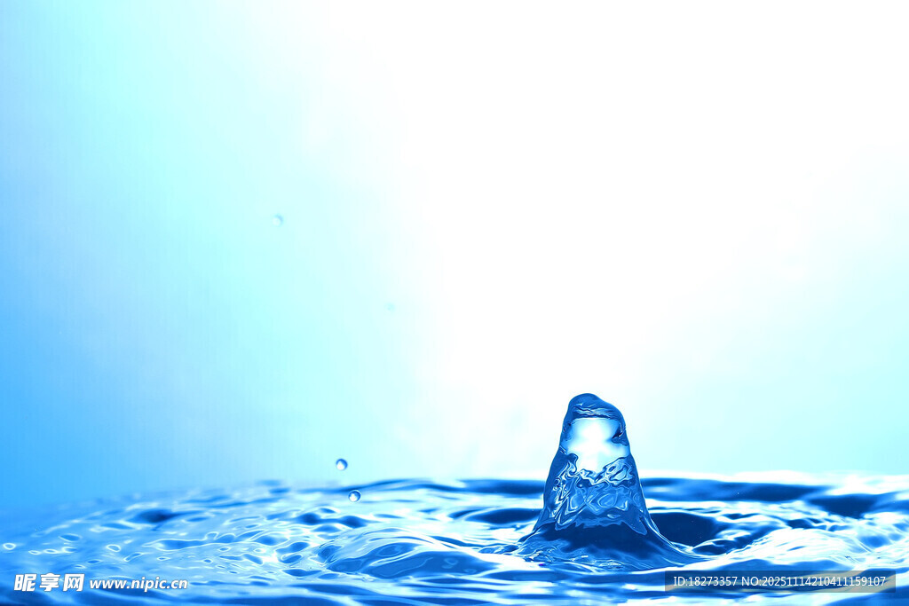 水滴落入水面的瞬间