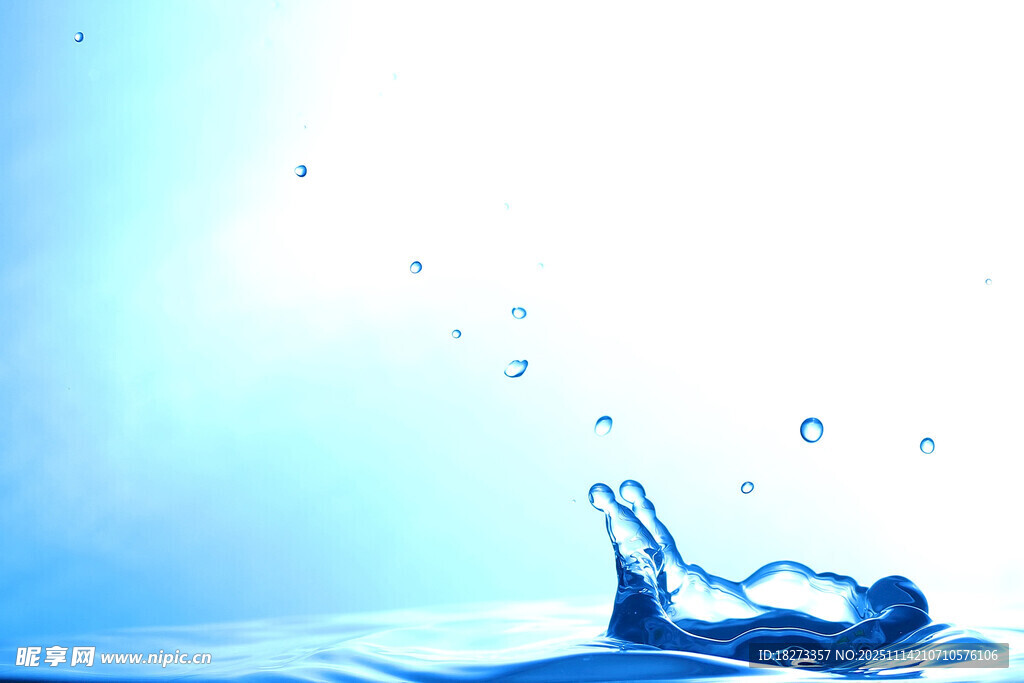 蓝色水花飞溅瞬间