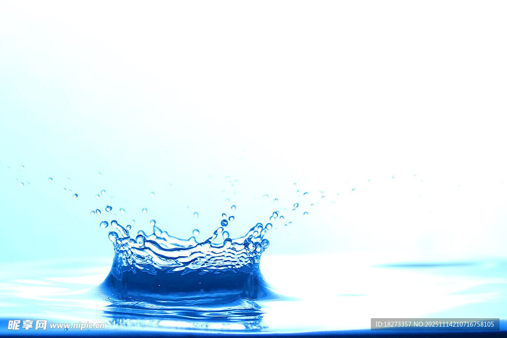 水滴溅起的美丽瞬间