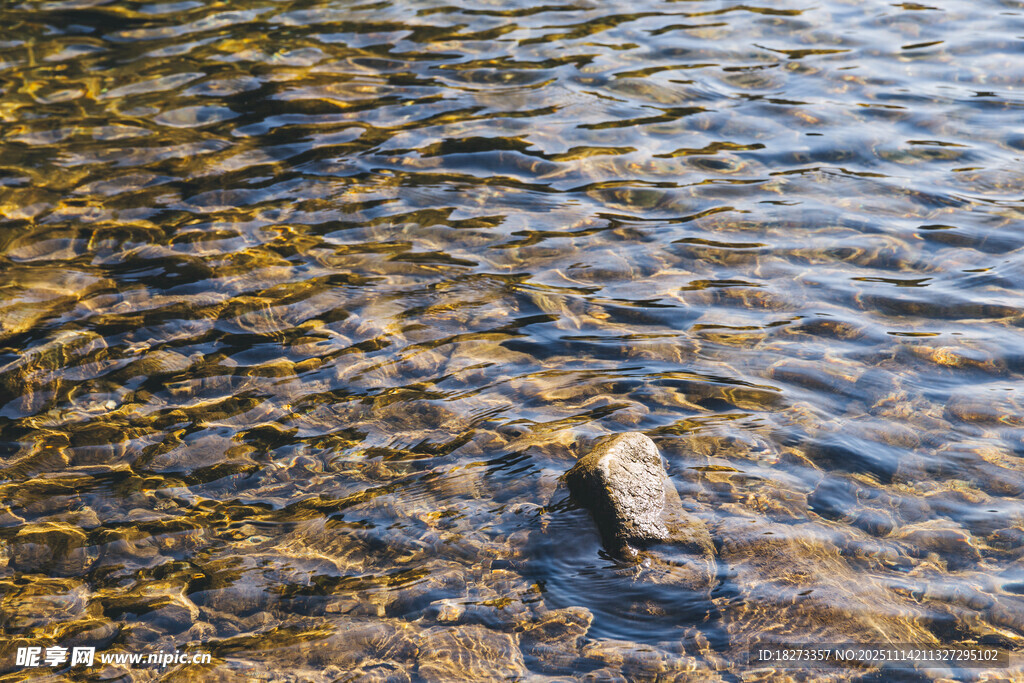 清澈水底的沙石纹理