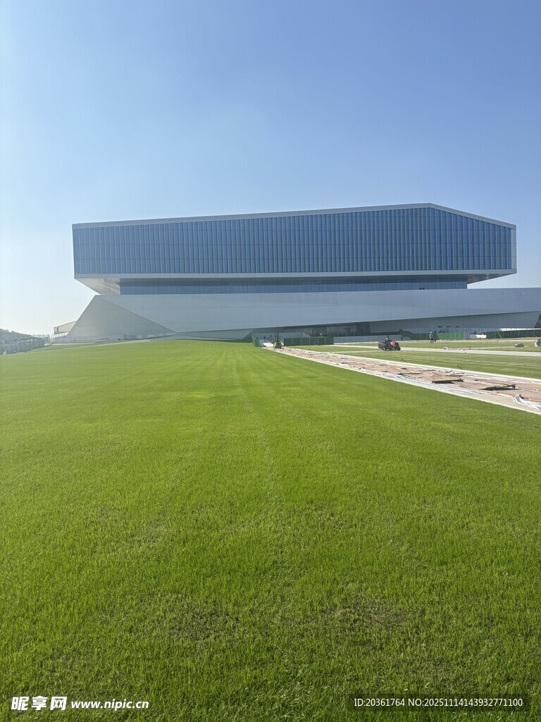 现代建筑旁的大片绿草地