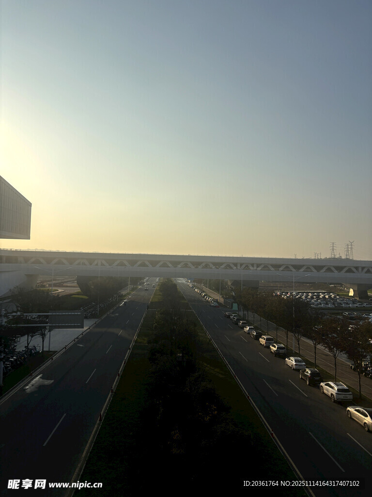 城市道路日出景观