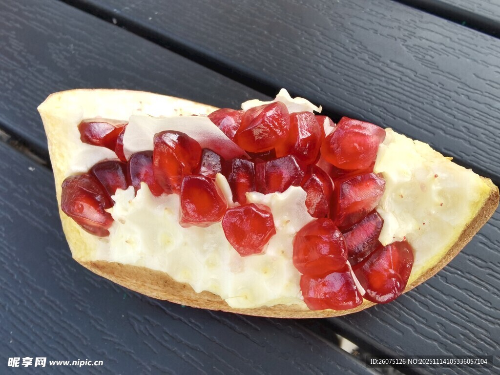 剥开的新鲜石榴