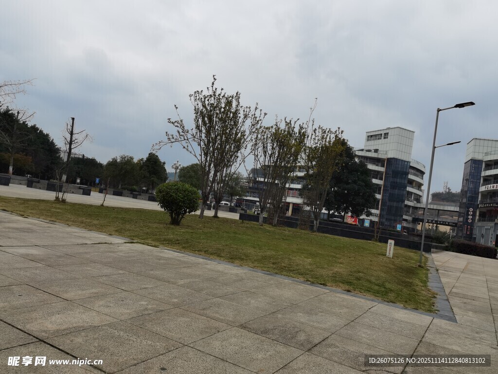 城市户外空旷道路场景
