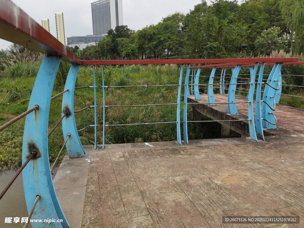 户外蓝色木质观景桥