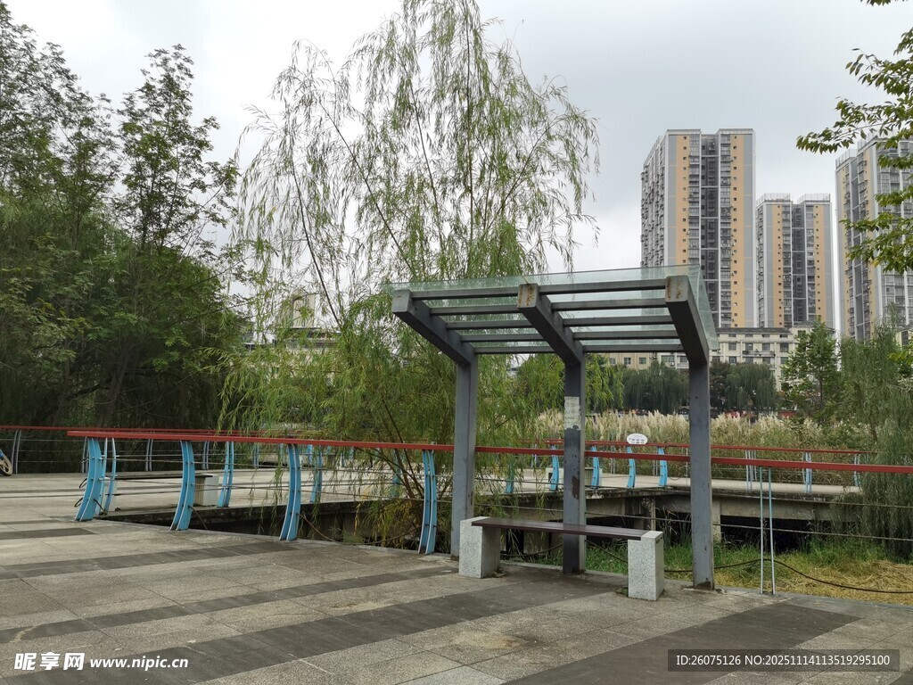 城市公园中的休闲设施景观