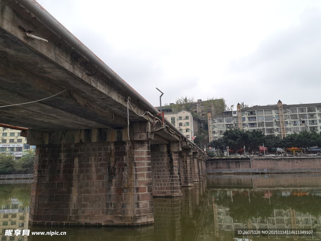 河畔石桥映城市景致