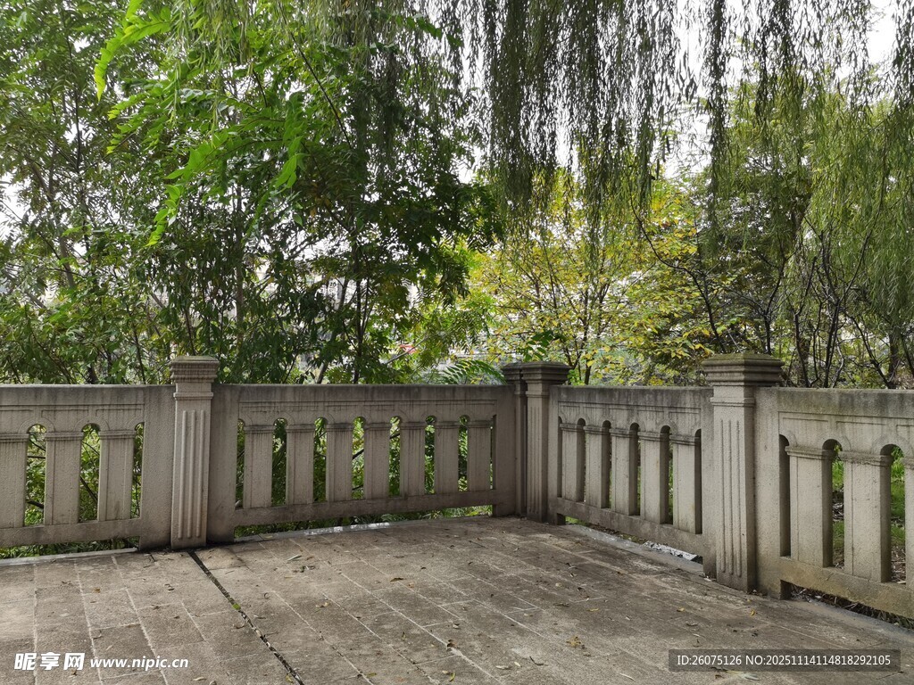 户外木质平台与绿植景观