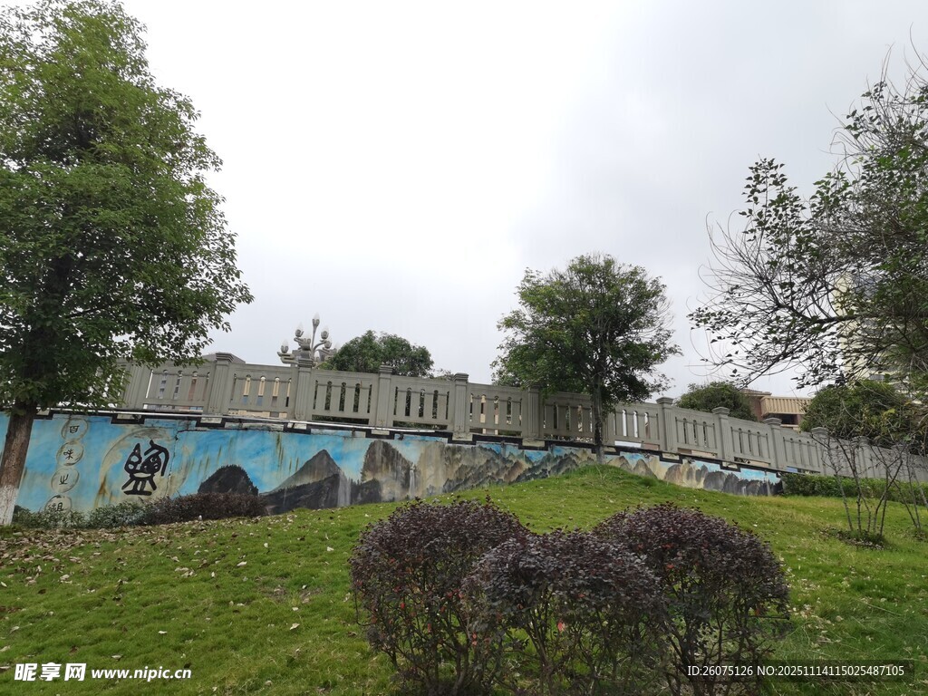 户外绿地旁的建筑景观