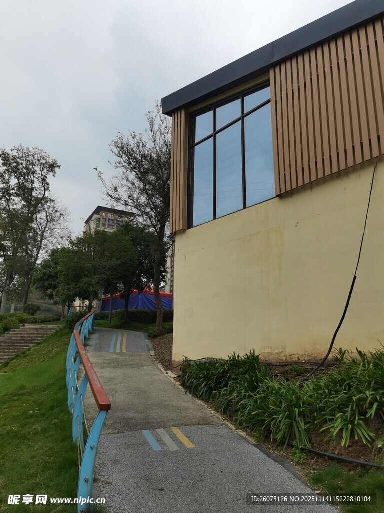 户外建筑旁的步道景观