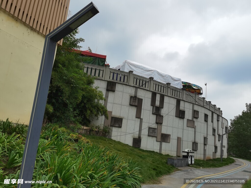 街道旁的灰白建筑与绿植