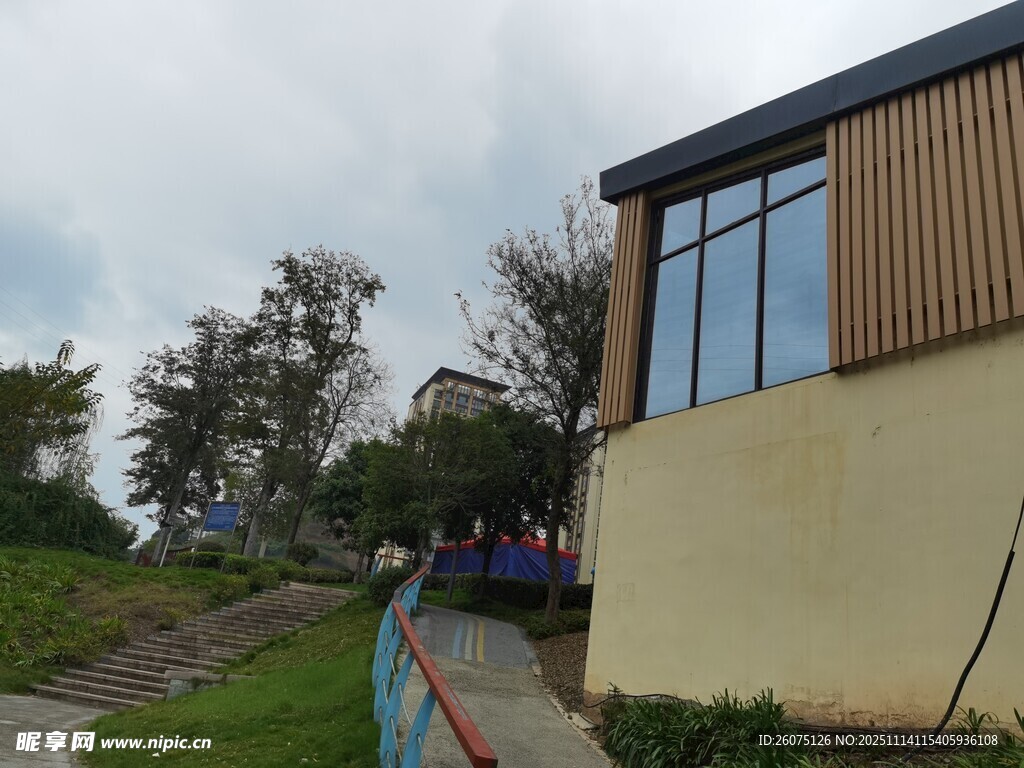 户外建筑旁的行人景观