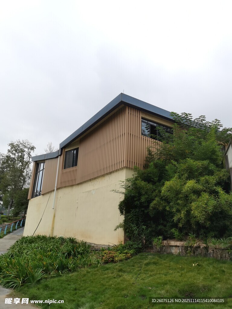 山坡上的两层住宅