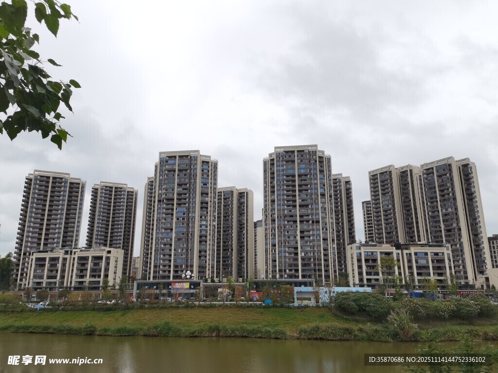 河畔林立的现代高层住宅