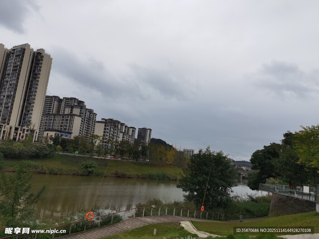 河畔高楼与绿植景观