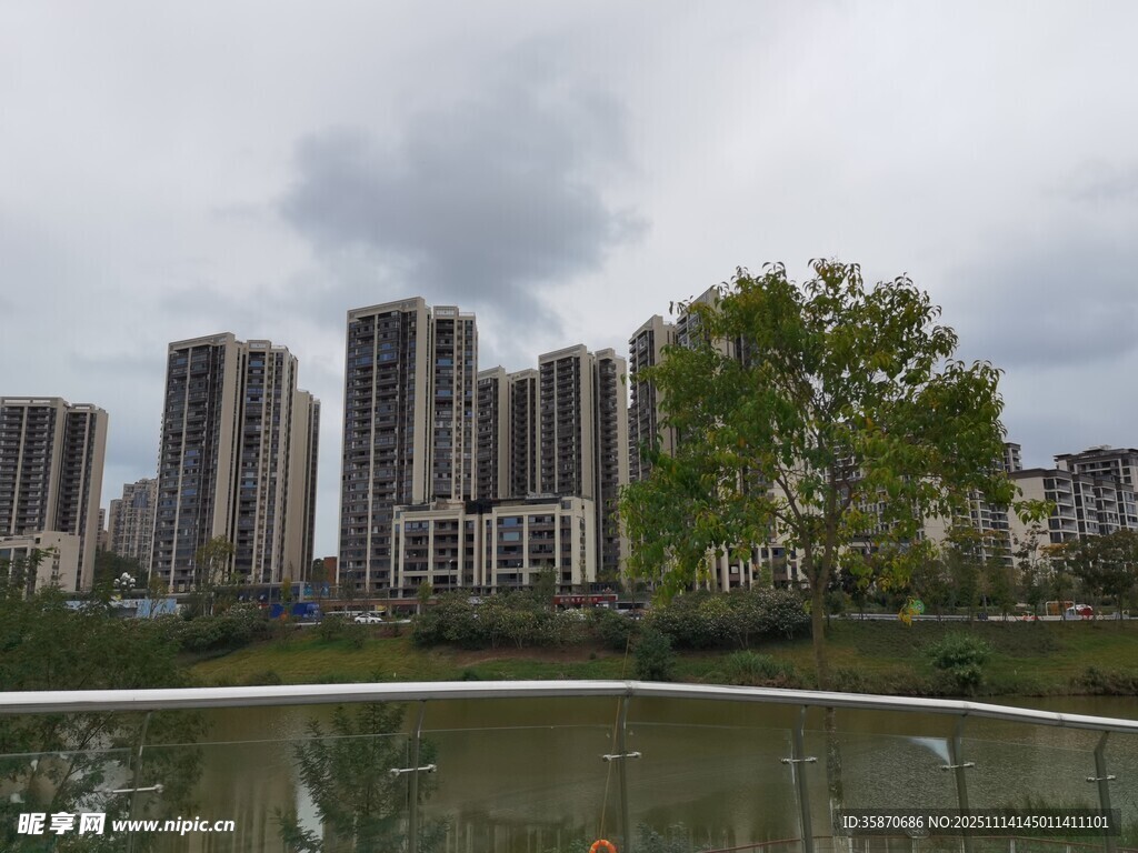 城市湖边高楼景观