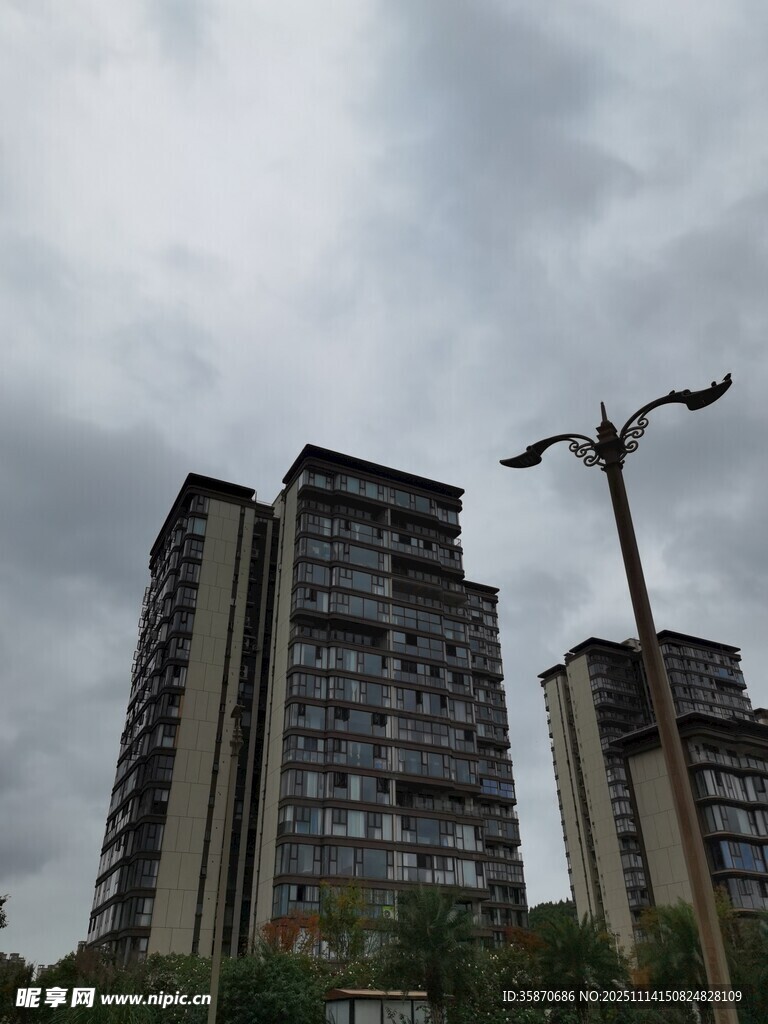 阴天中的高层住宅楼