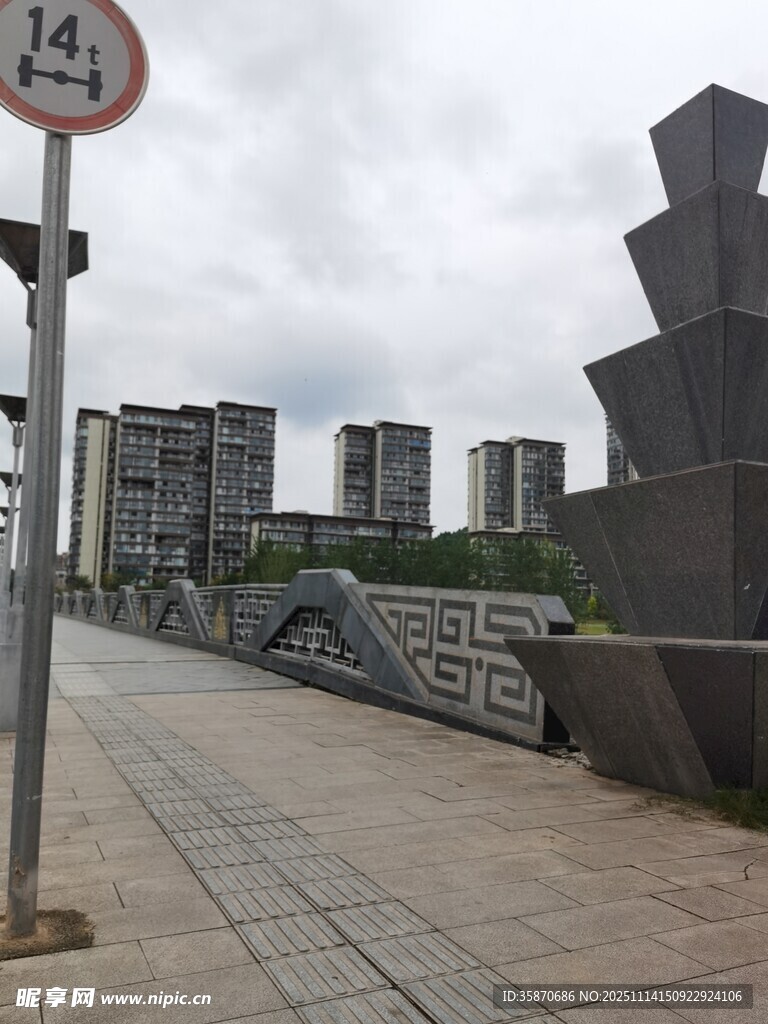 城市街道旁的雕塑景观